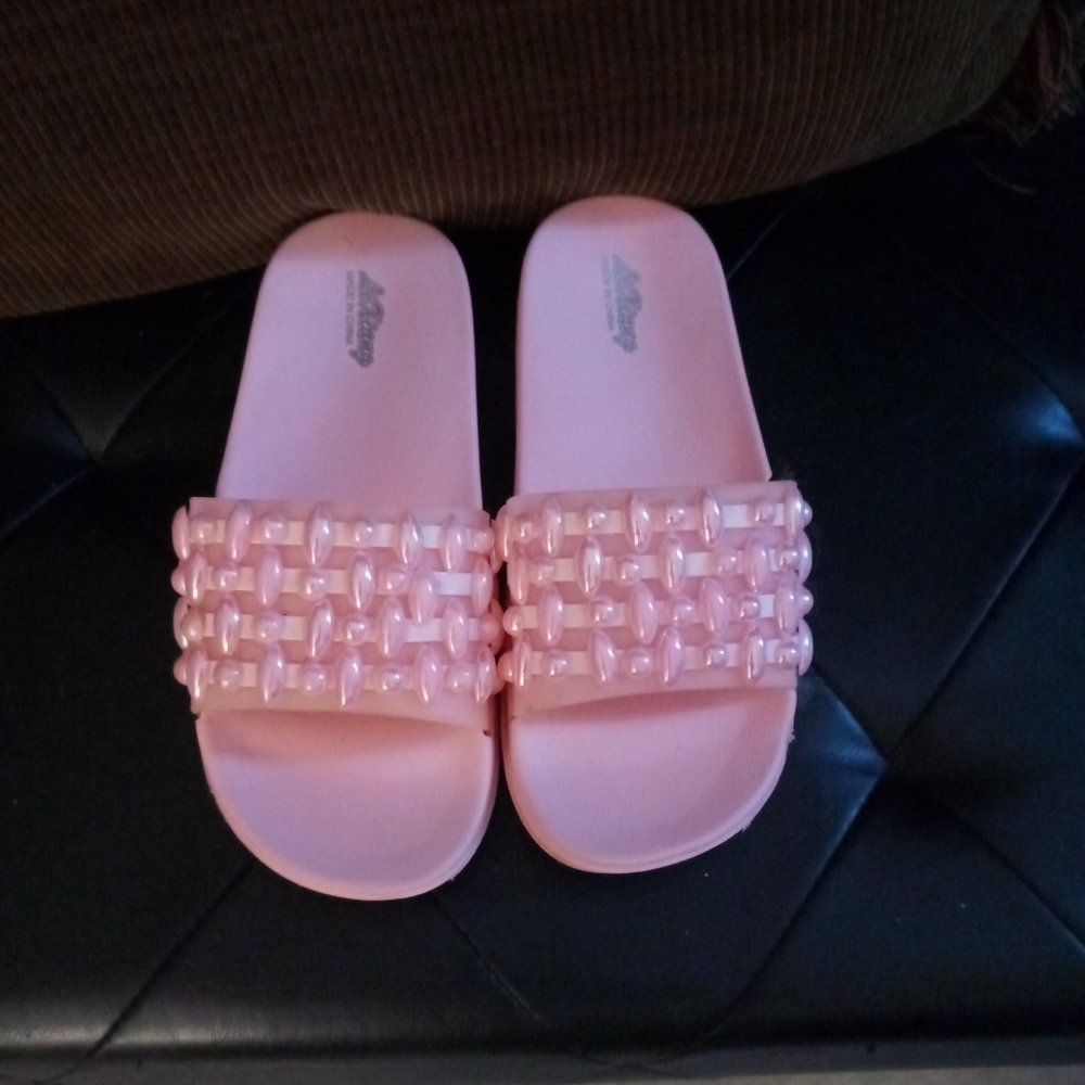 Kids pink slippers